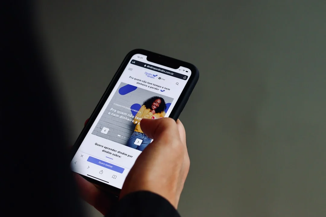 services-04 Écran de smartphone affichant une recherche Google en mode sombre, avec le logo Google en arrière-plan.